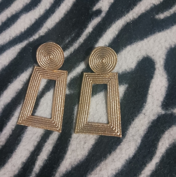 Women gold fashion geometric earrings - Picture 5 of 7
